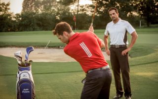 Golf Aufschlag mit Trainer