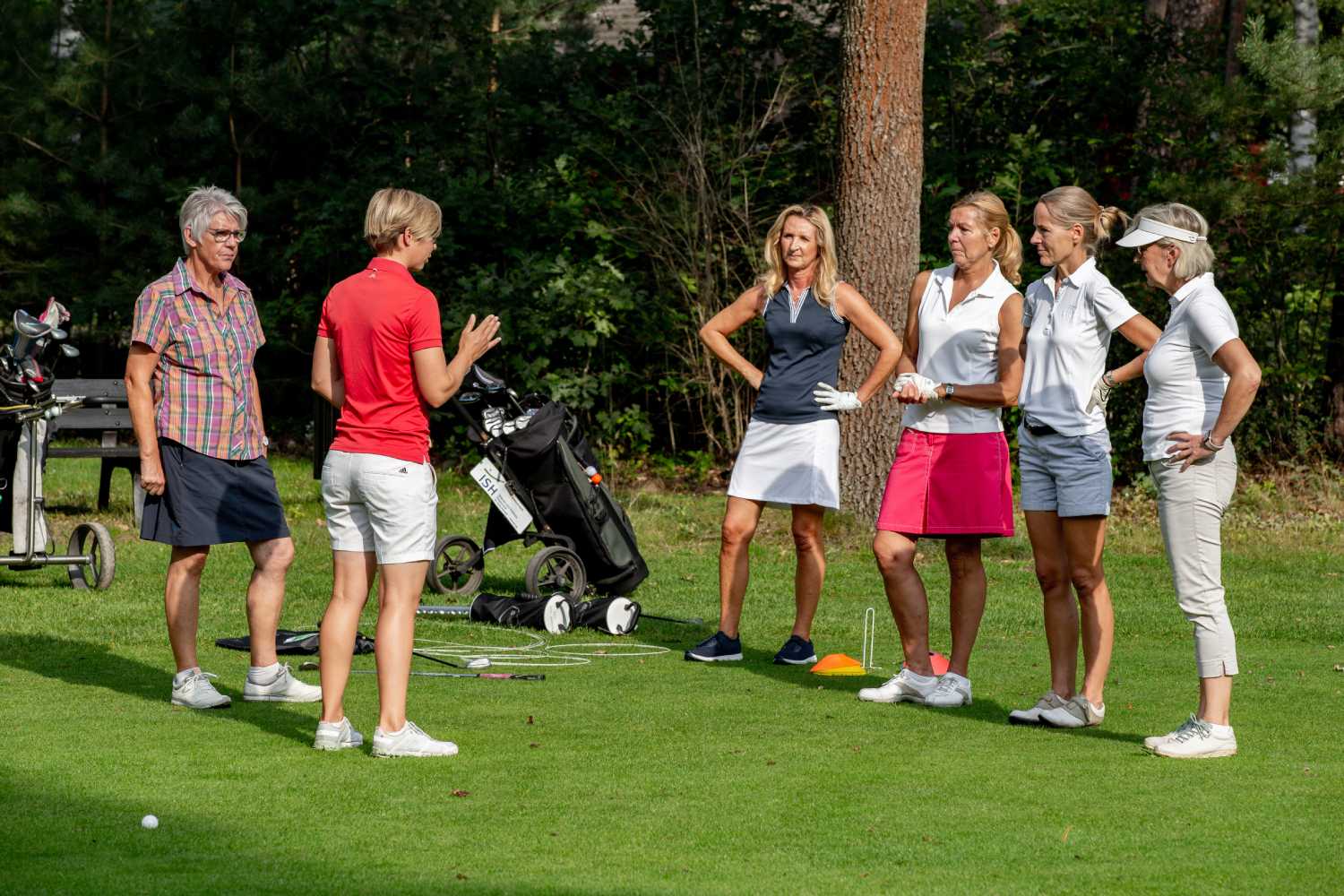 Ann-Kathrin Lindner puttet den Golfball